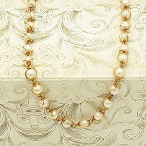 Delicate Faux Pearl Gold Tone Short Lightweight Necklace.